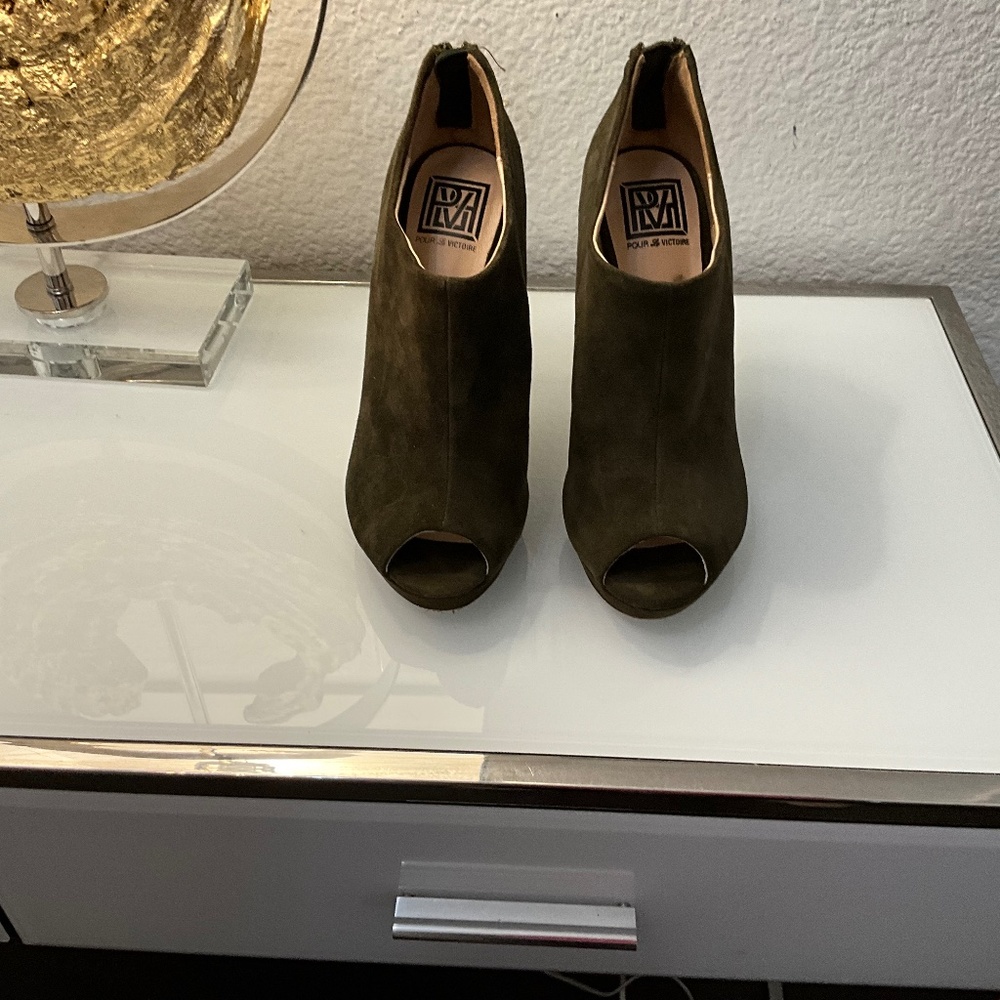 POUR LA VICTOIRE OLIVE GREEN SUEDE PEEP TOE BOOTIES♥️♥️♥️